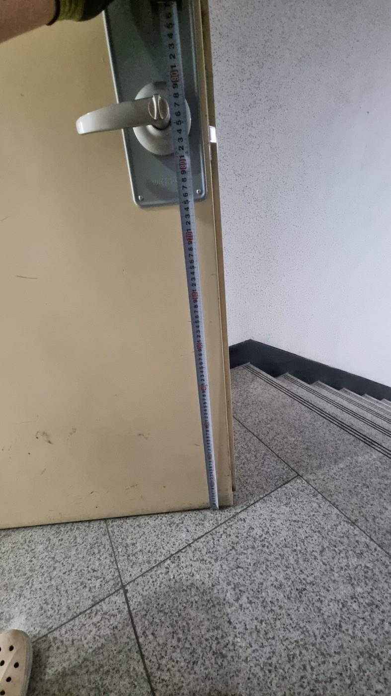 방화문손잡이낮춤 완료 후 낮아진 레버 위치