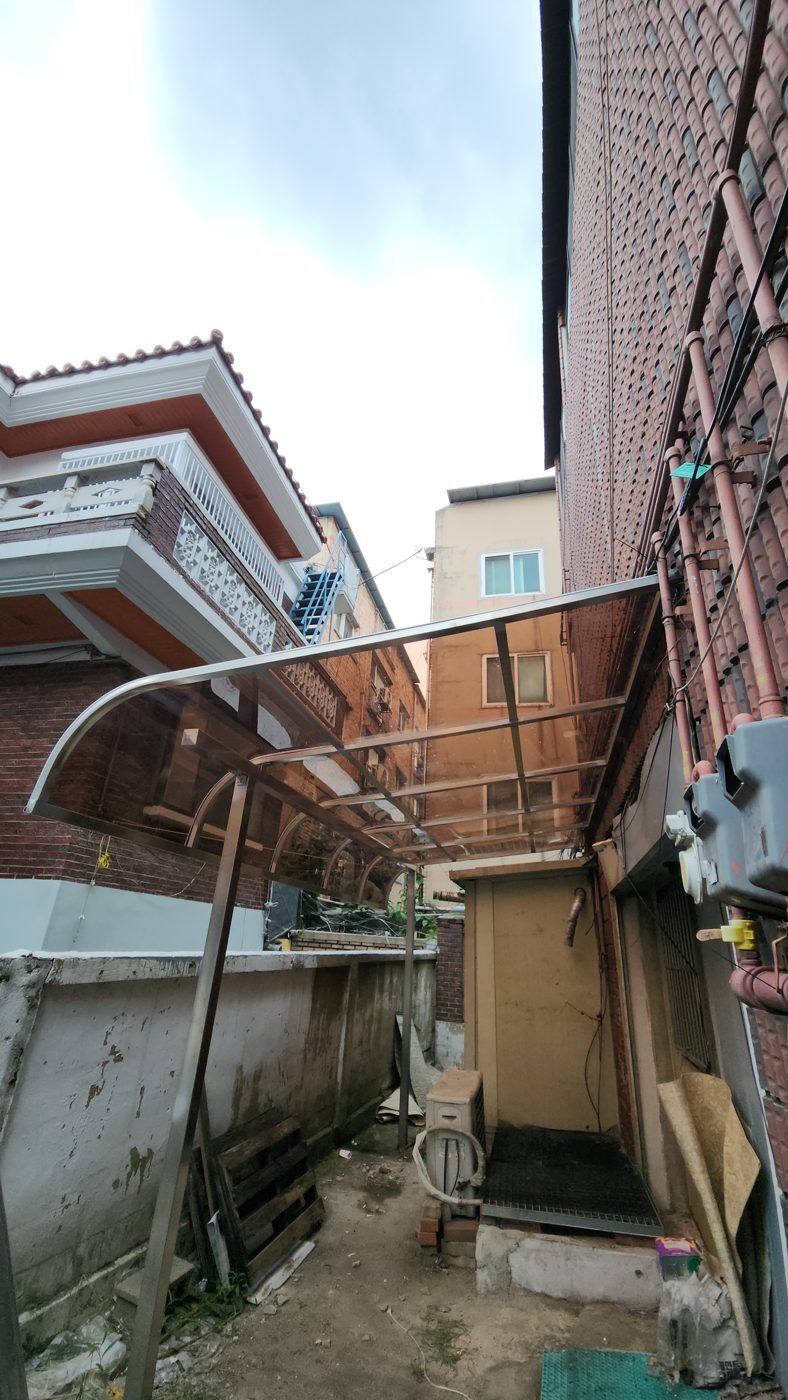 렉산보수 완료 후 투명해진 캐노피