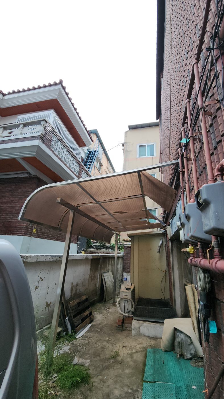 렉산 캐노피 삭고 색이 변한 상태
