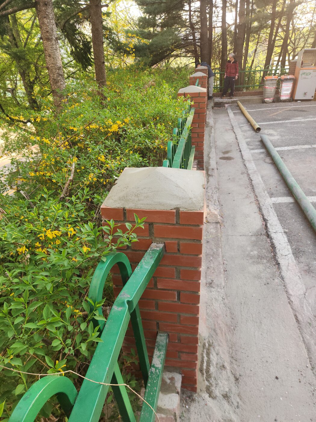 마포 벽돌담장재시공 완료 후 반듯하게 세워진 기둥