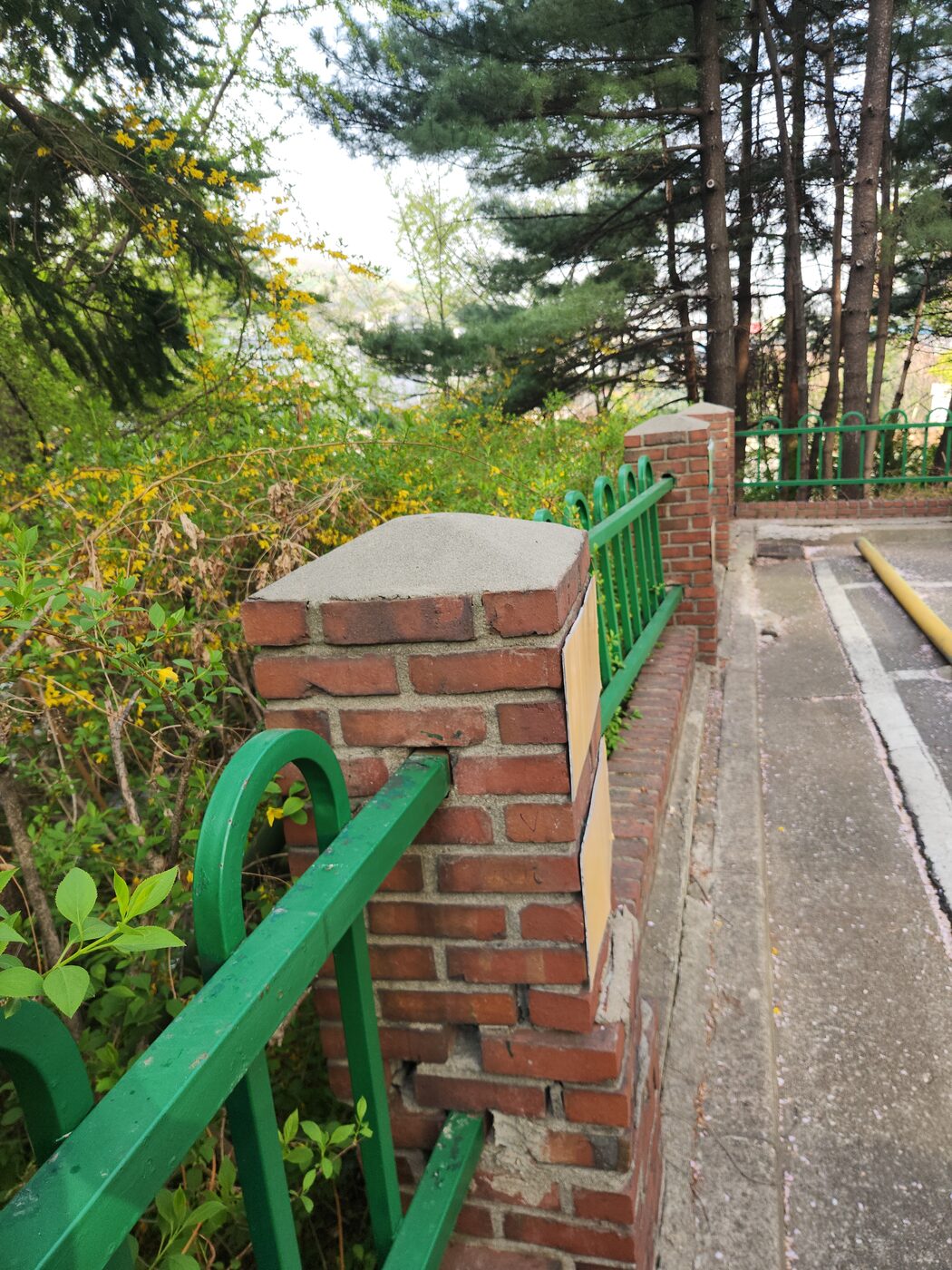 마포 기울어지고 갈라진 벽돌 담장 기둥